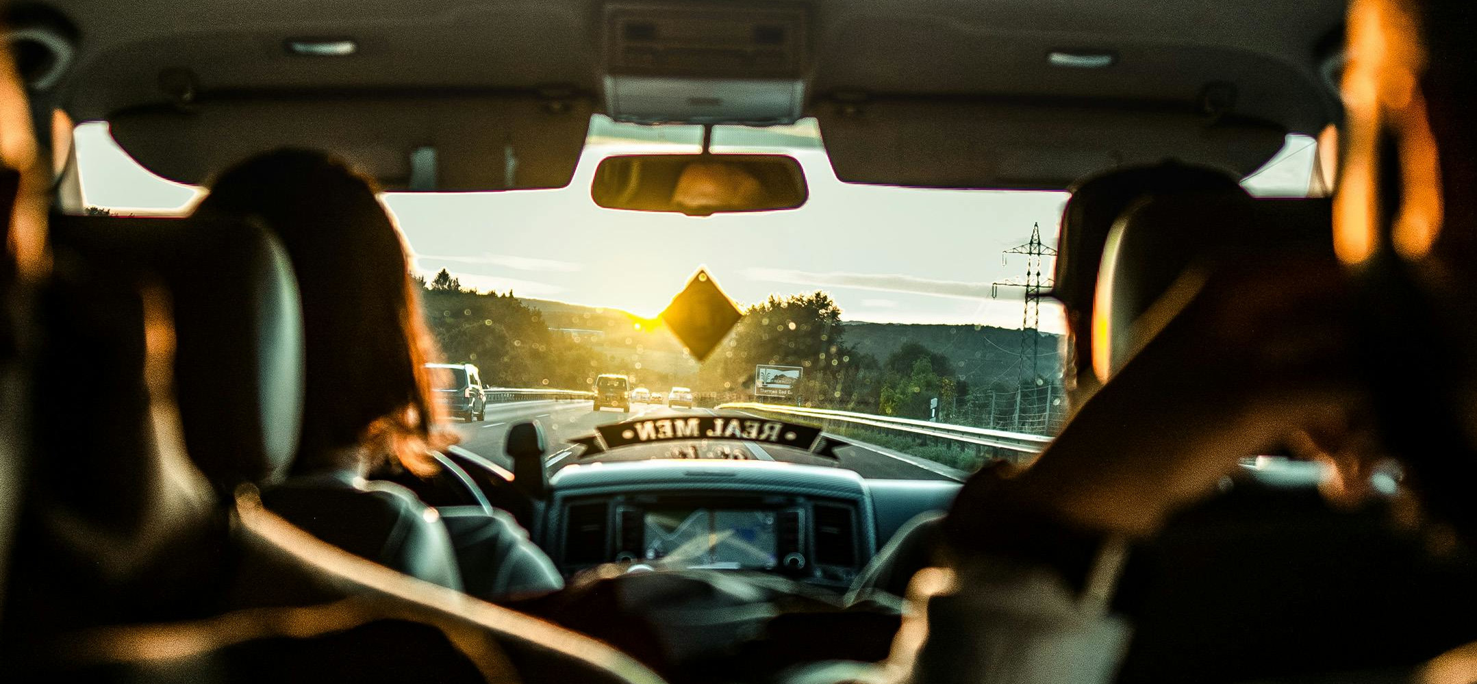 photo d'un groupe de jeune en voiture